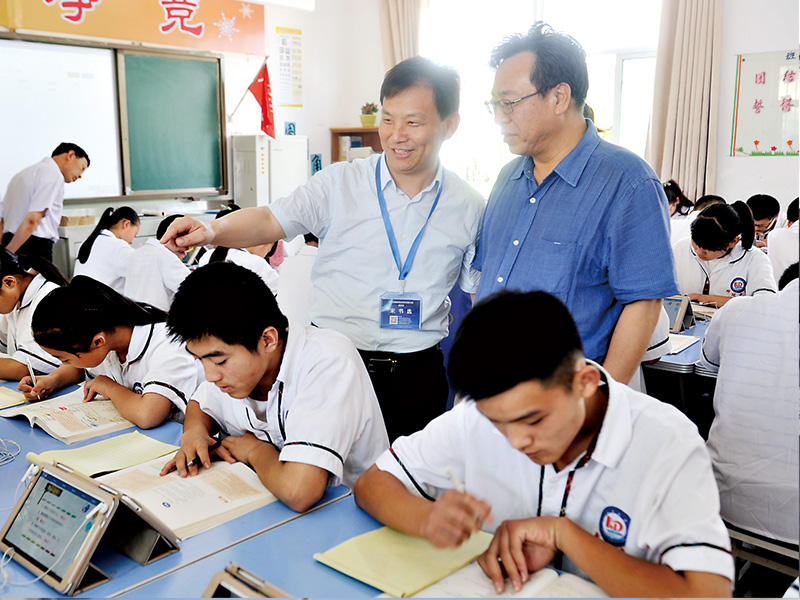 科達(dá)集團(tuán)董事長宋書選陪同中央電化教育館副館長韓駿(右)參觀科達(dá)課堂